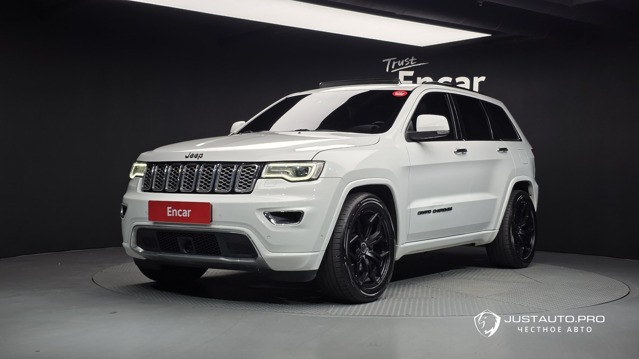 Автомобиль Jeep Cherokee