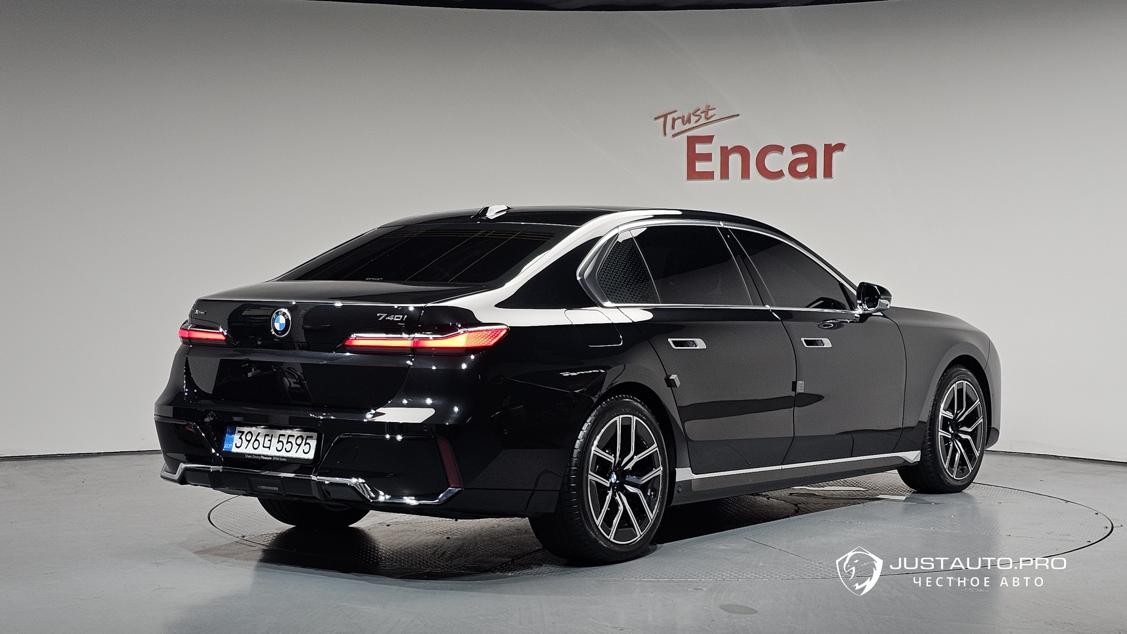 Автомобиль BMW 7-Series