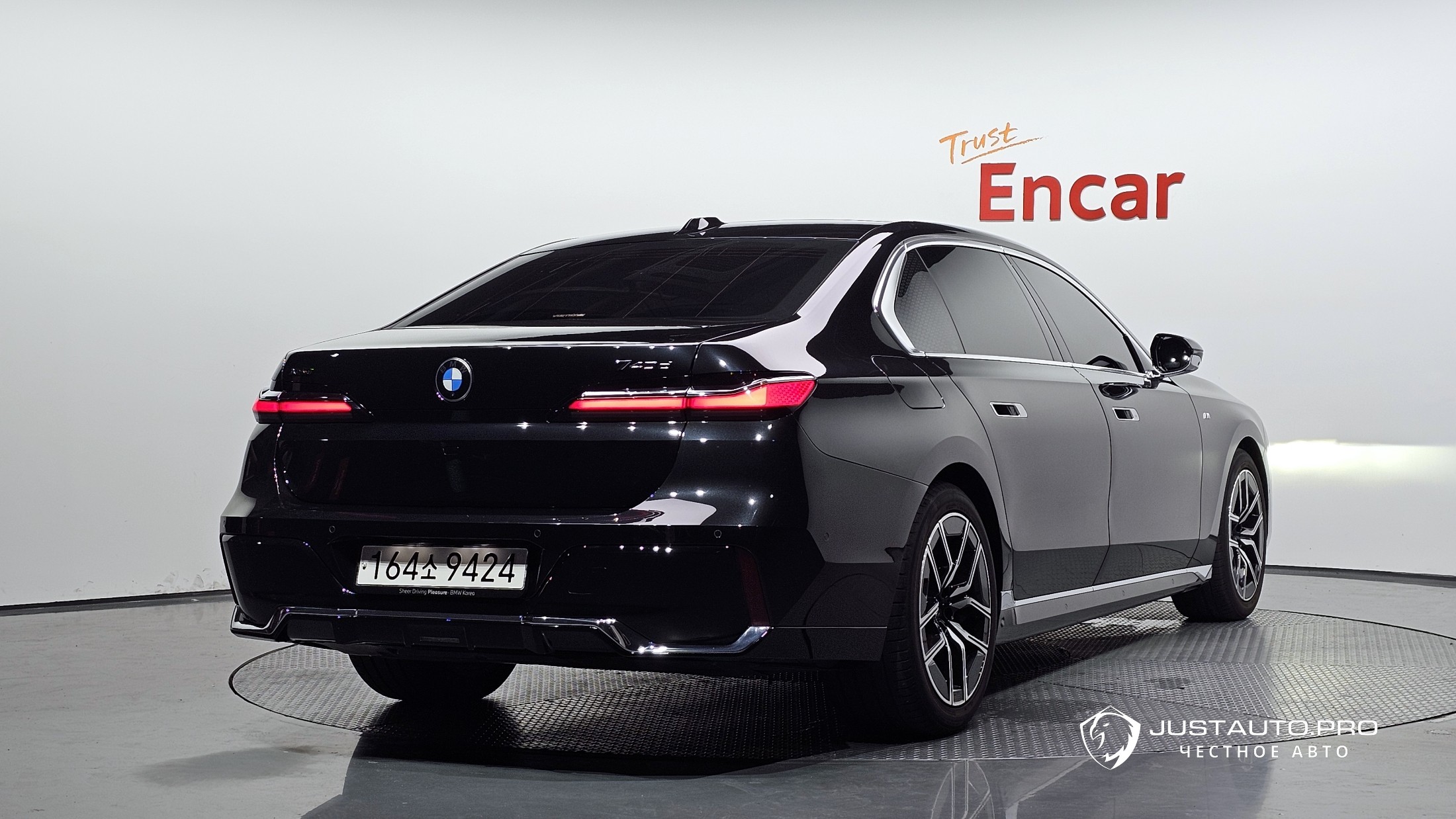 Автомобиль BMW 7-Series