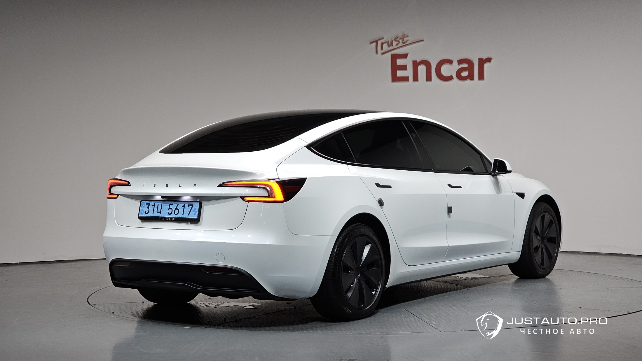 Автомобиль Tesla Model 3