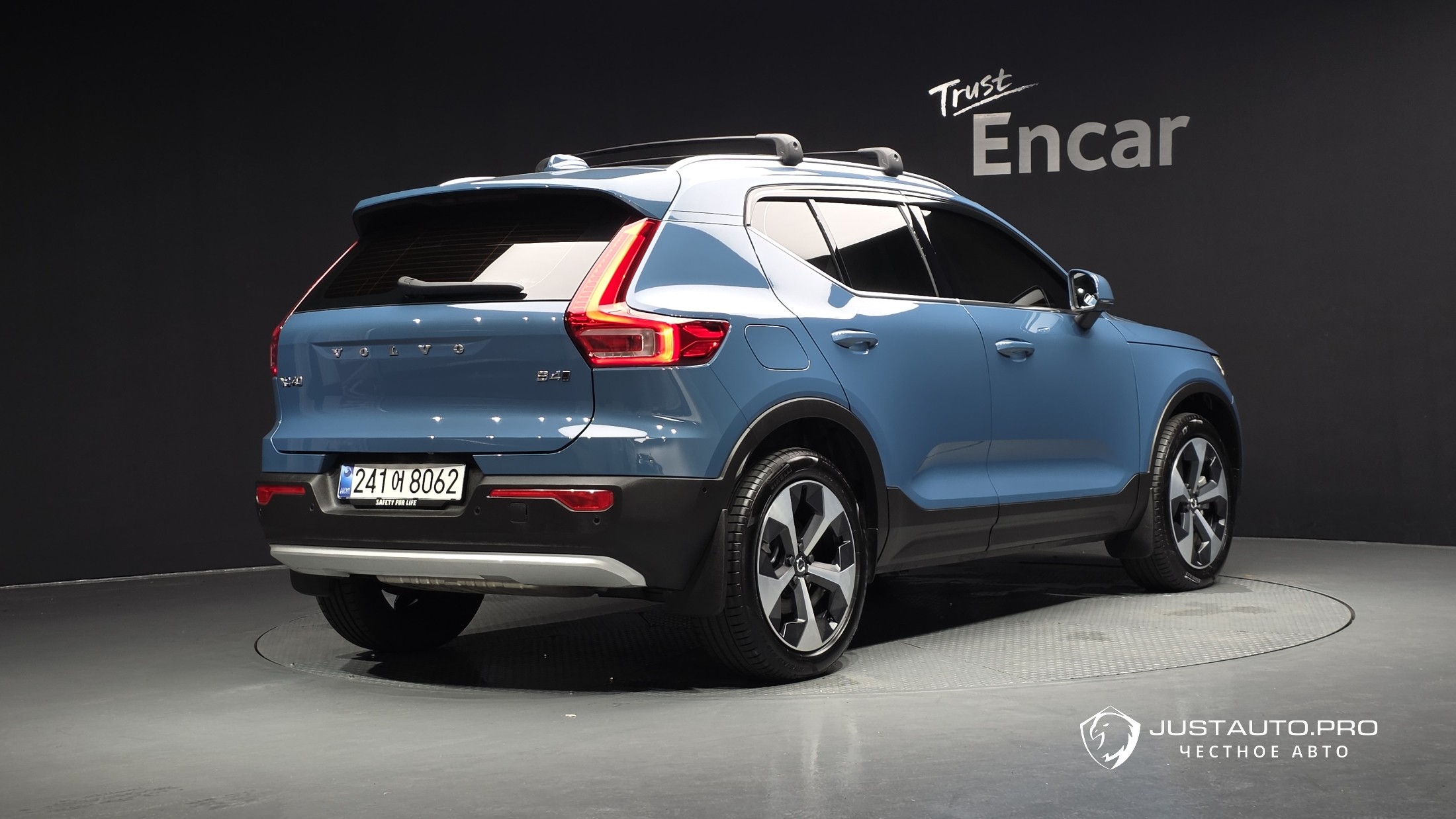 Автомобиль Volvo XC40