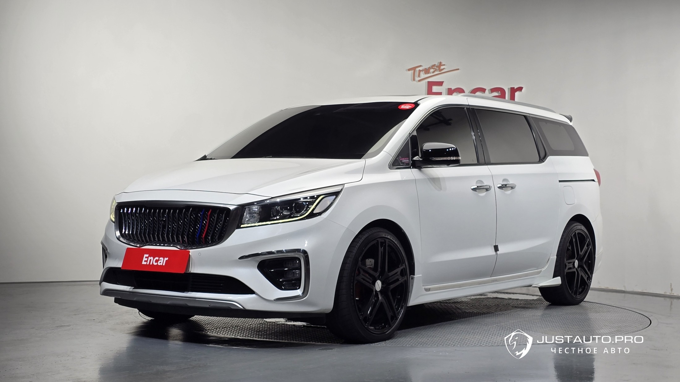 Автомобиль Kia Canival