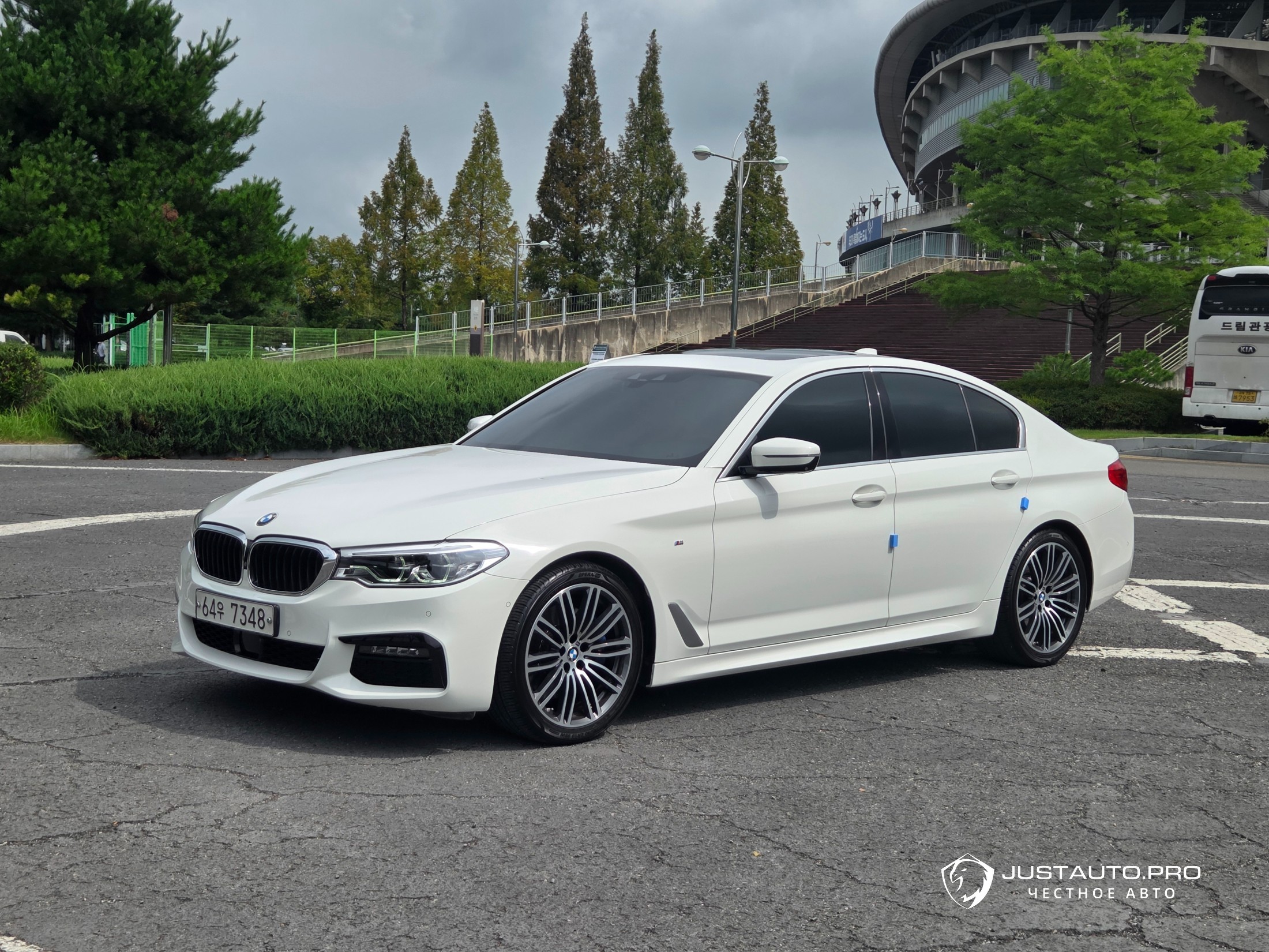 Автомобиль BMW 5-Series