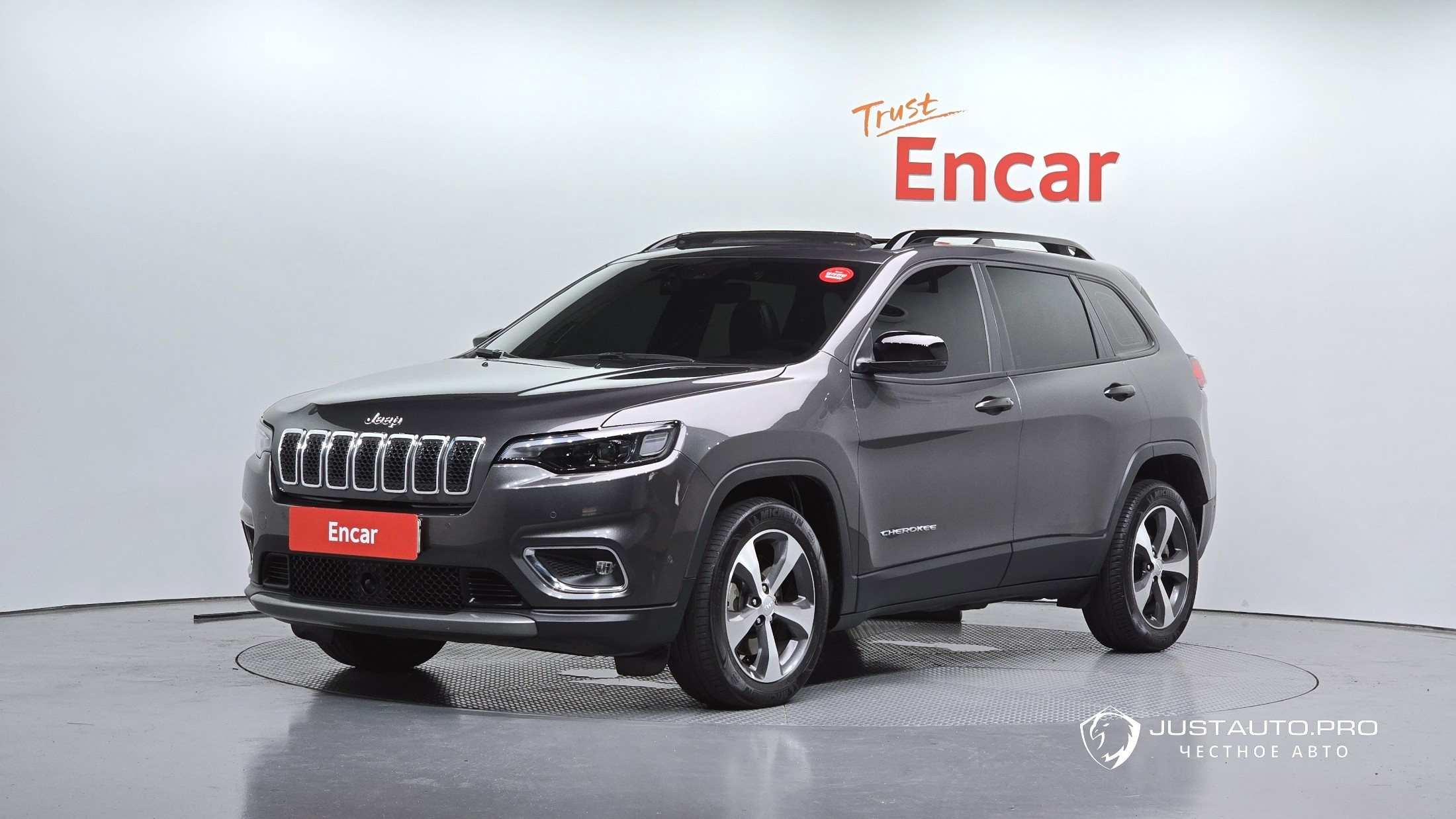 Автомобиль Jeep Cherokee