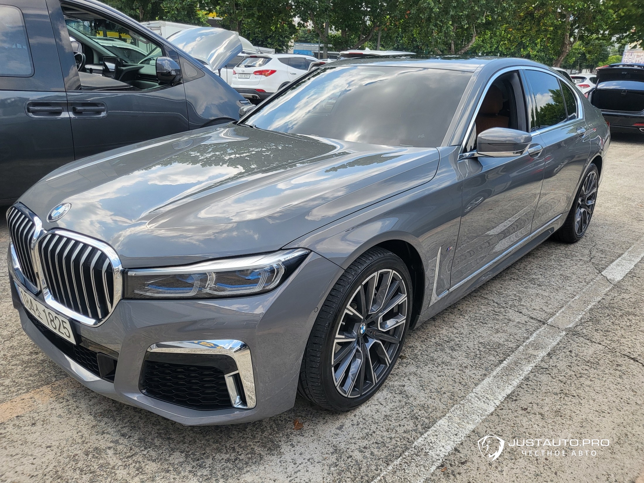 Автомобиль BMW 7-Series