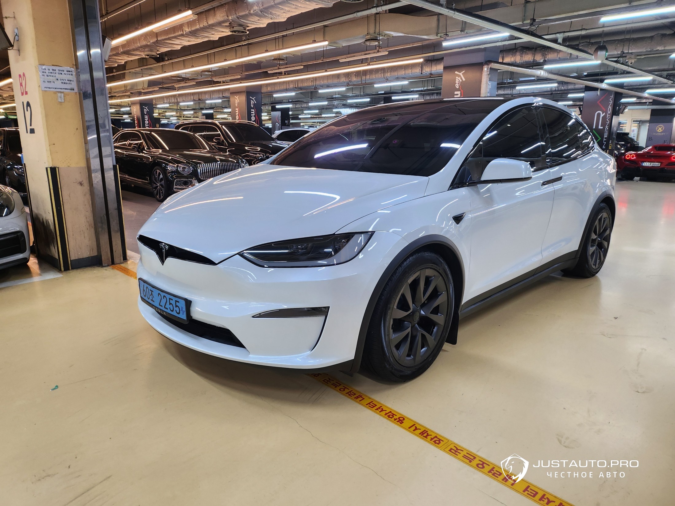 Автомобиль Tesla Model X