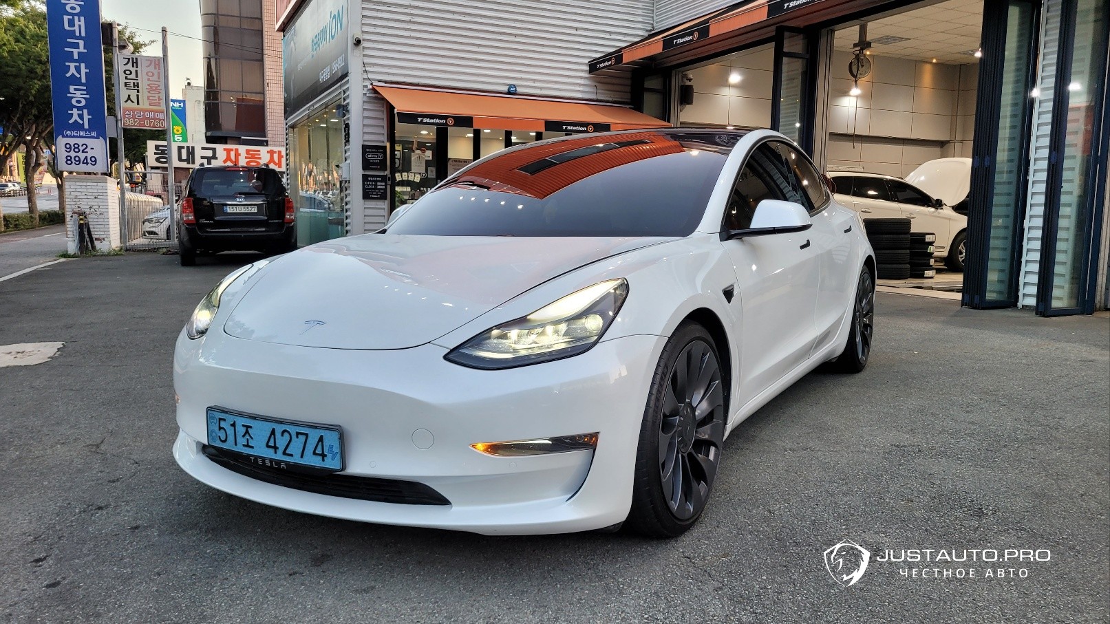 Автомобиль Tesla Model 3