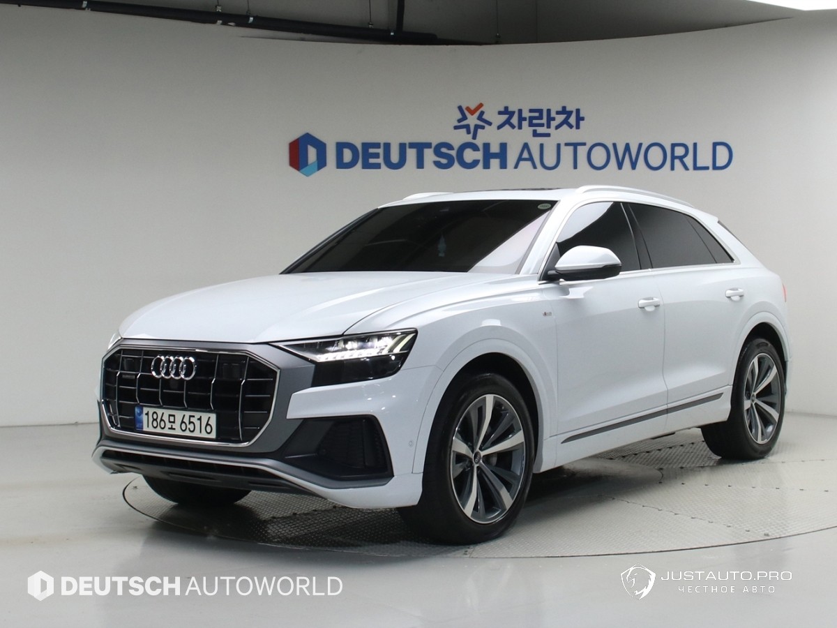 Автомобиль Audi Q8