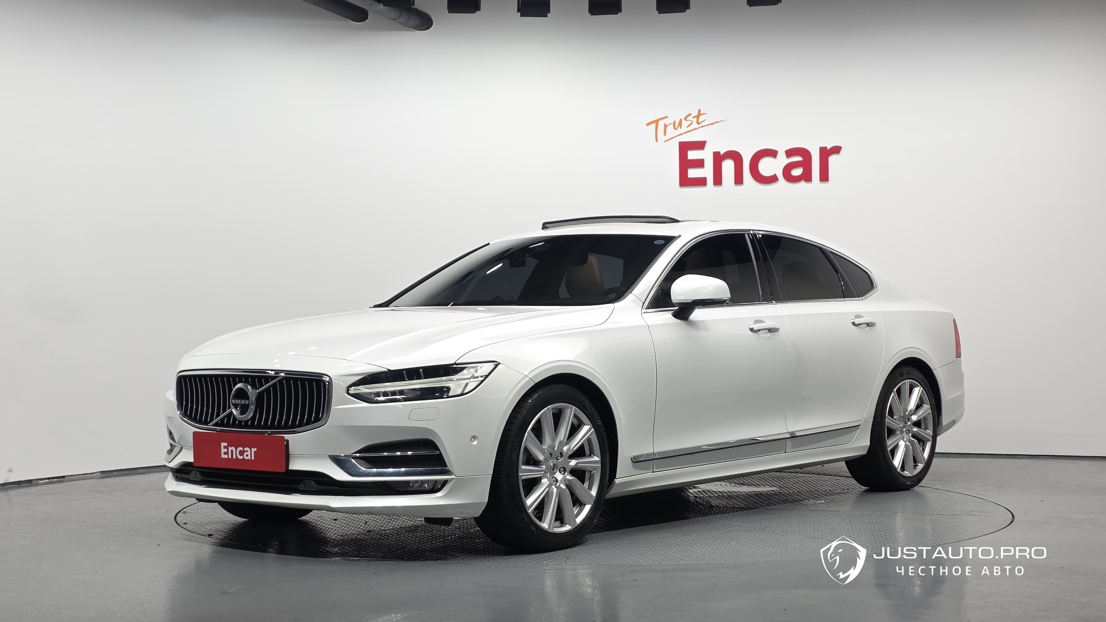 Автомобиль Volvo S90