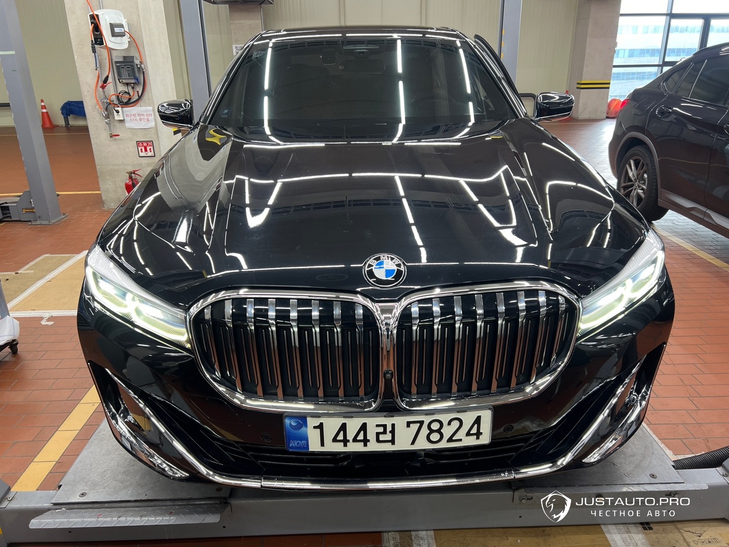 Автомобиль BMW 7-Series