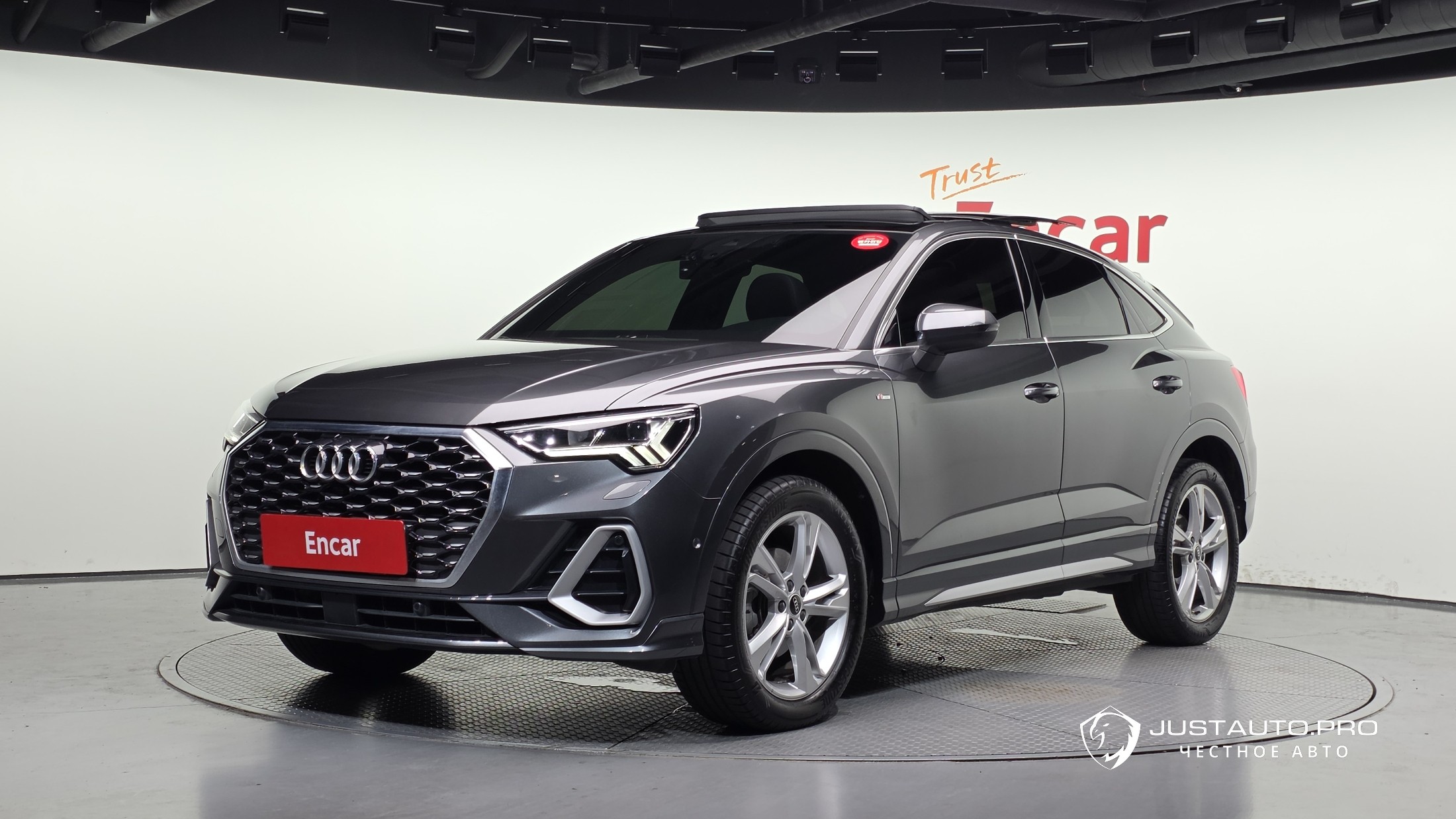Автомобиль Audi Q3