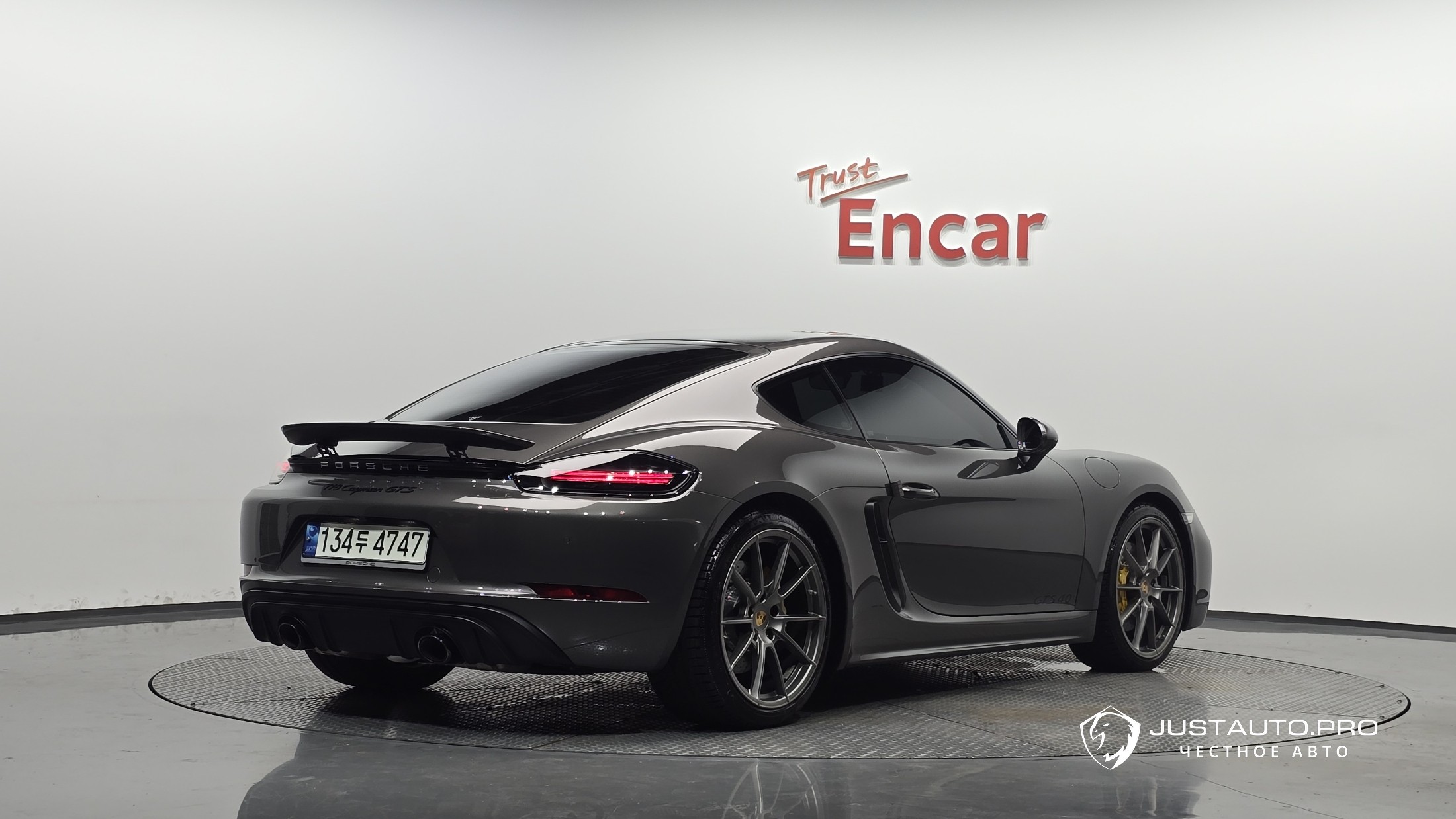 Автомобиль Porsche 718