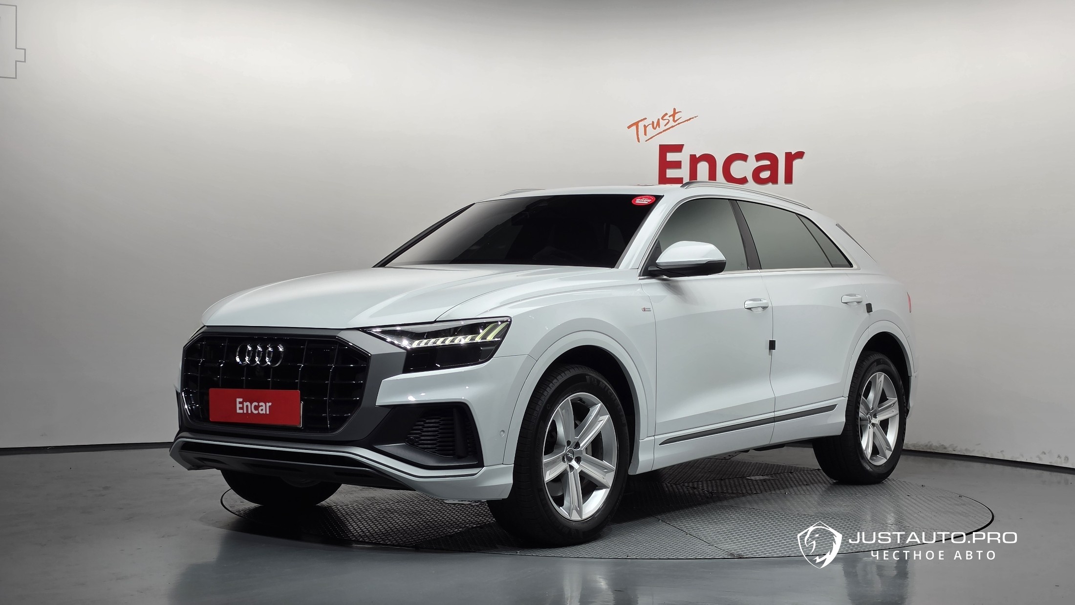 Автомобиль Audi Q8