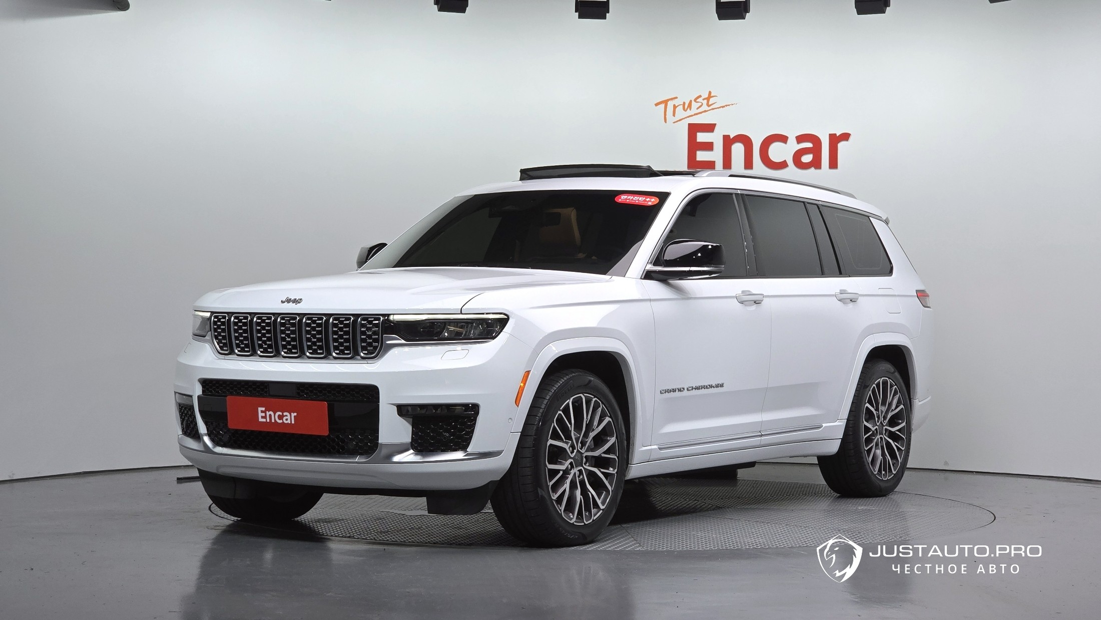 Автомобиль Jeep Cherokee