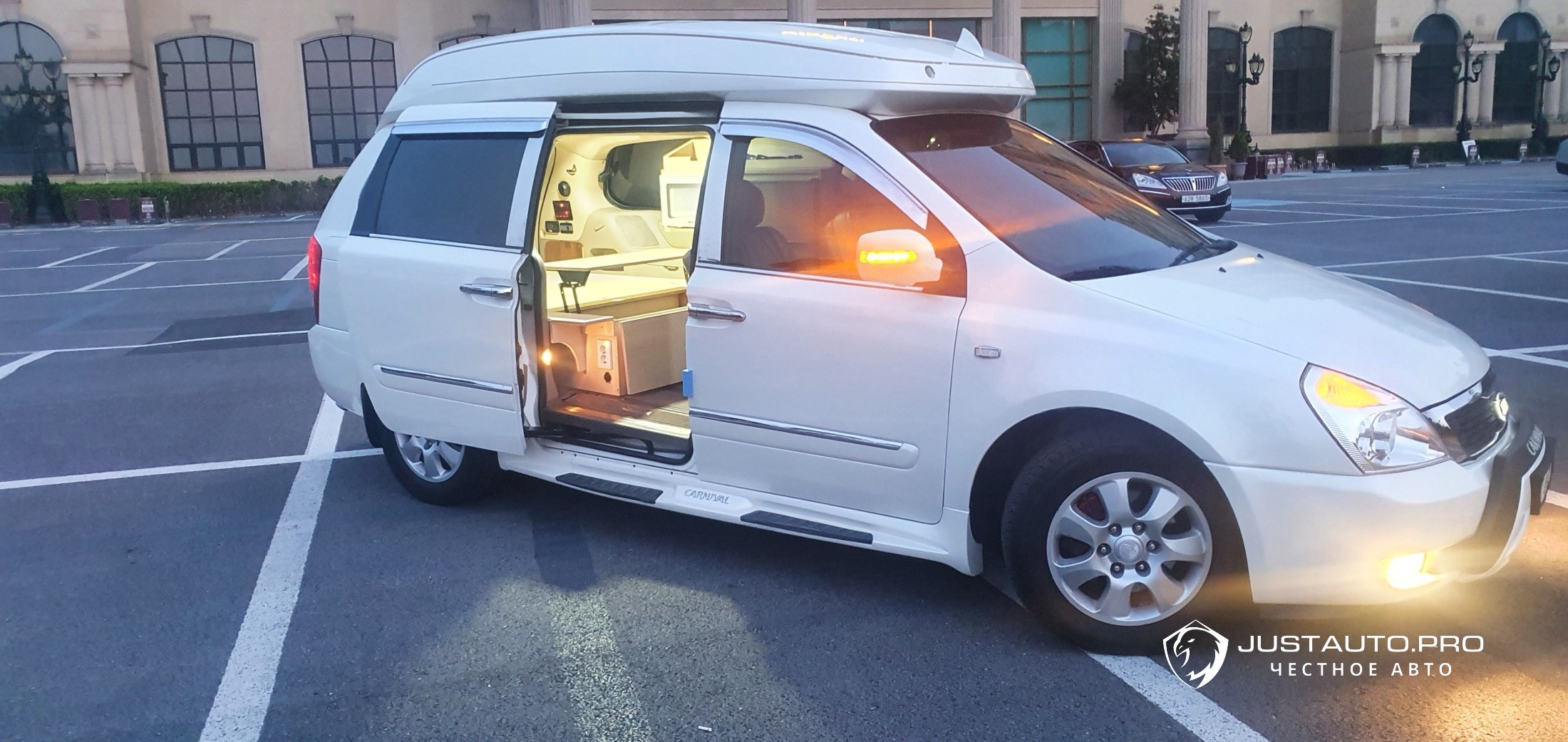 Автомобиль Kia Canival