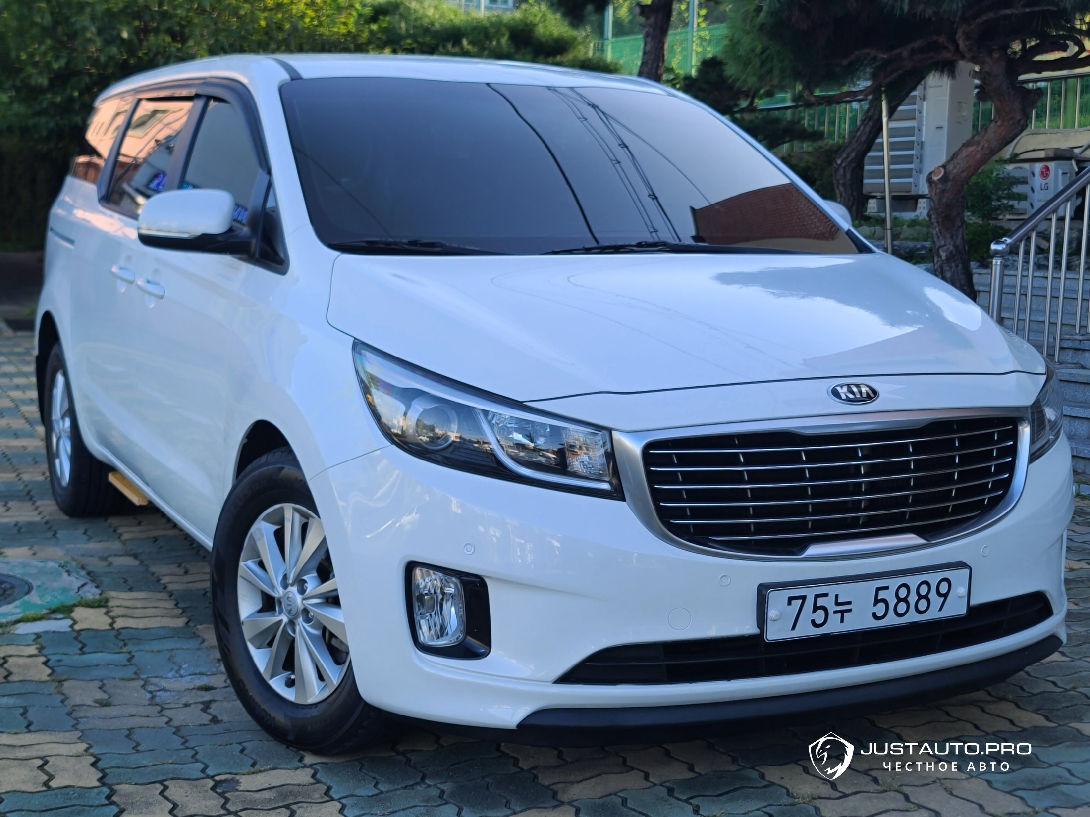 Автомобиль Kia Canival
