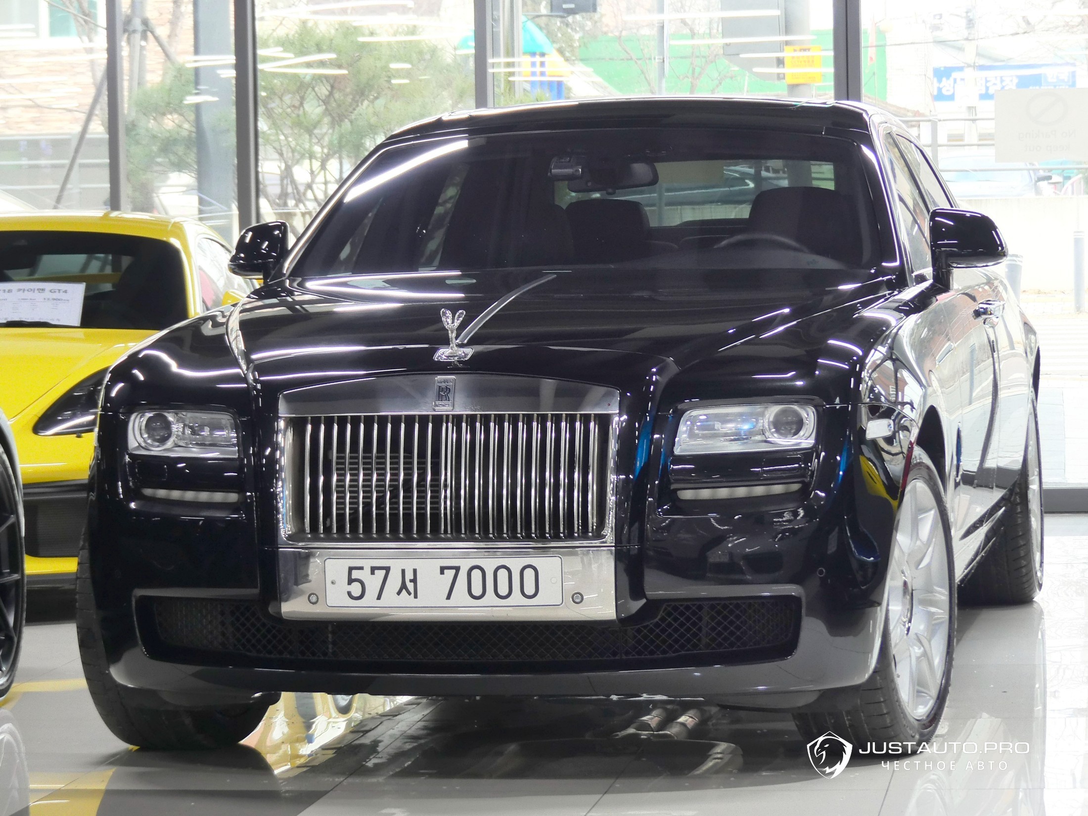 Автомобиль Rolls-Royce Ghost