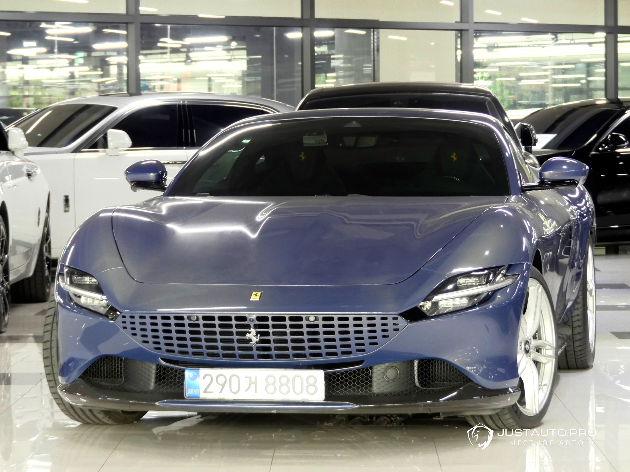 Автомобиль Ferrari Roma
