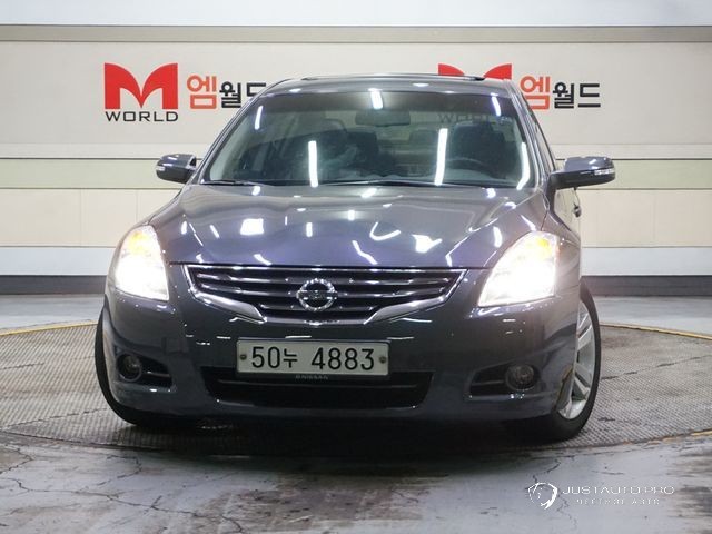 Автомобиль Nissan Altima