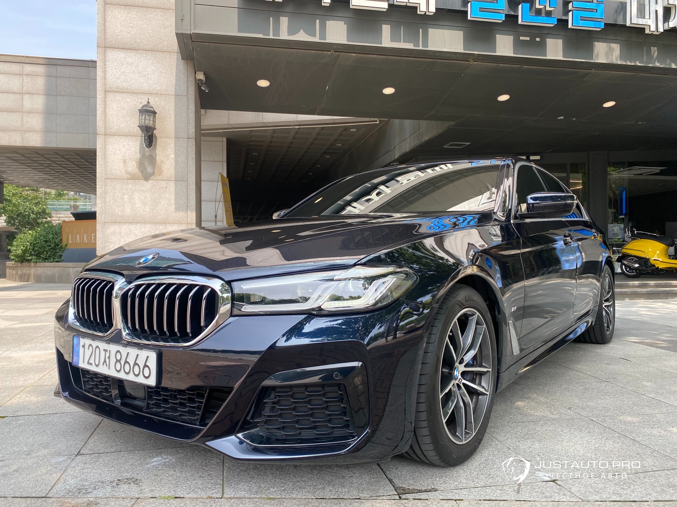 Автомобиль BMW 5-Series
