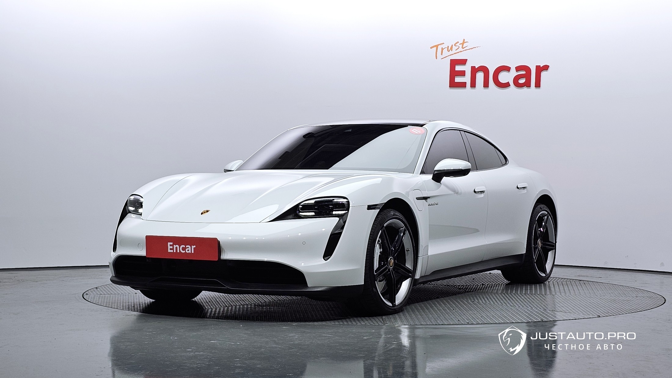 Автомобиль Porsche Taycan