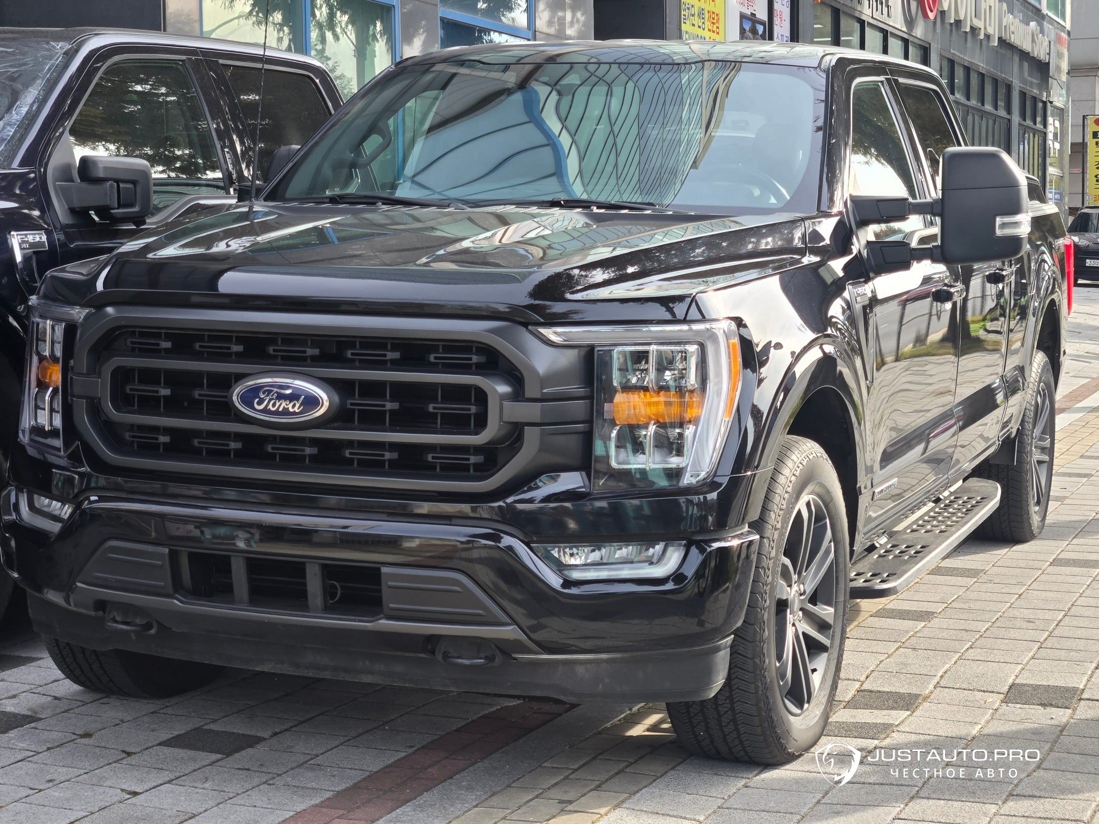 Автомобиль Ford F150