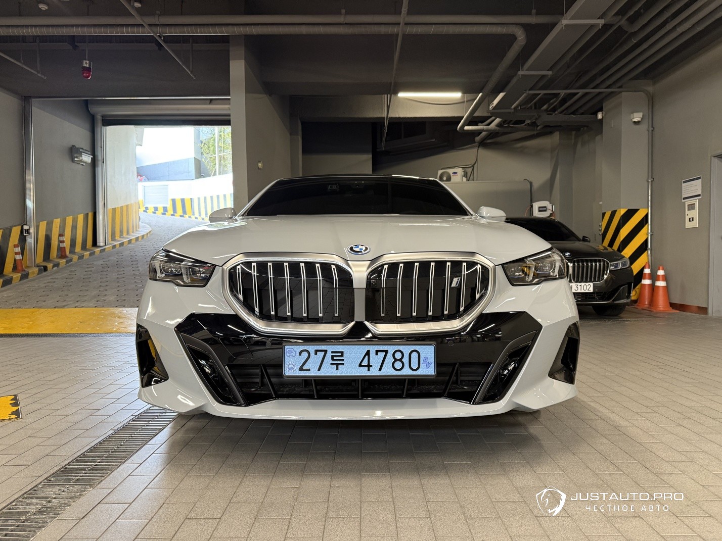 Автомобиль BMW i5