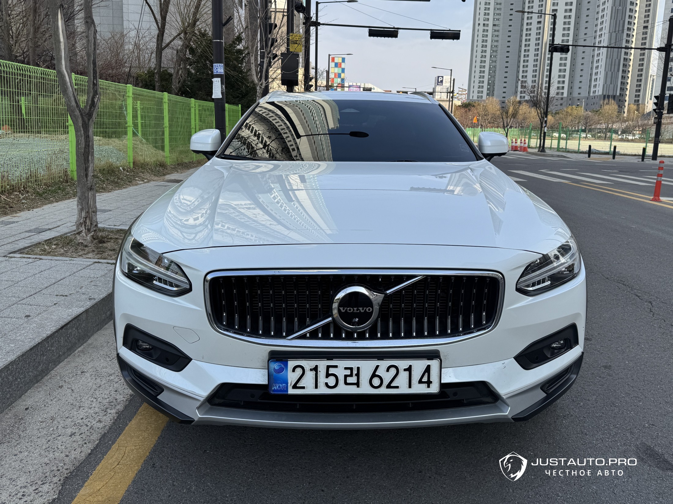 Автомобиль Volvo V90