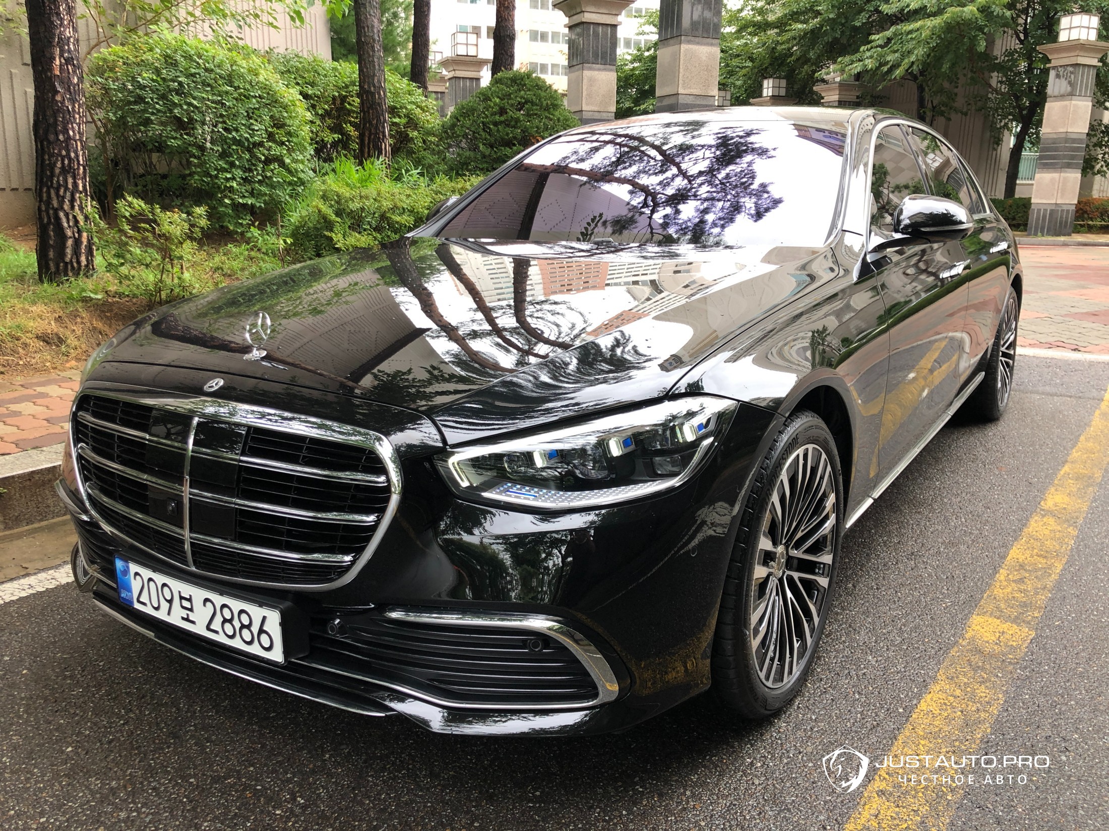 Автомобиль Mercedes-Benz S-Class