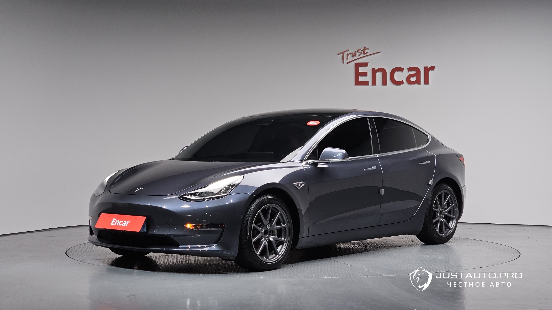 Автомобиль Tesla Model 3