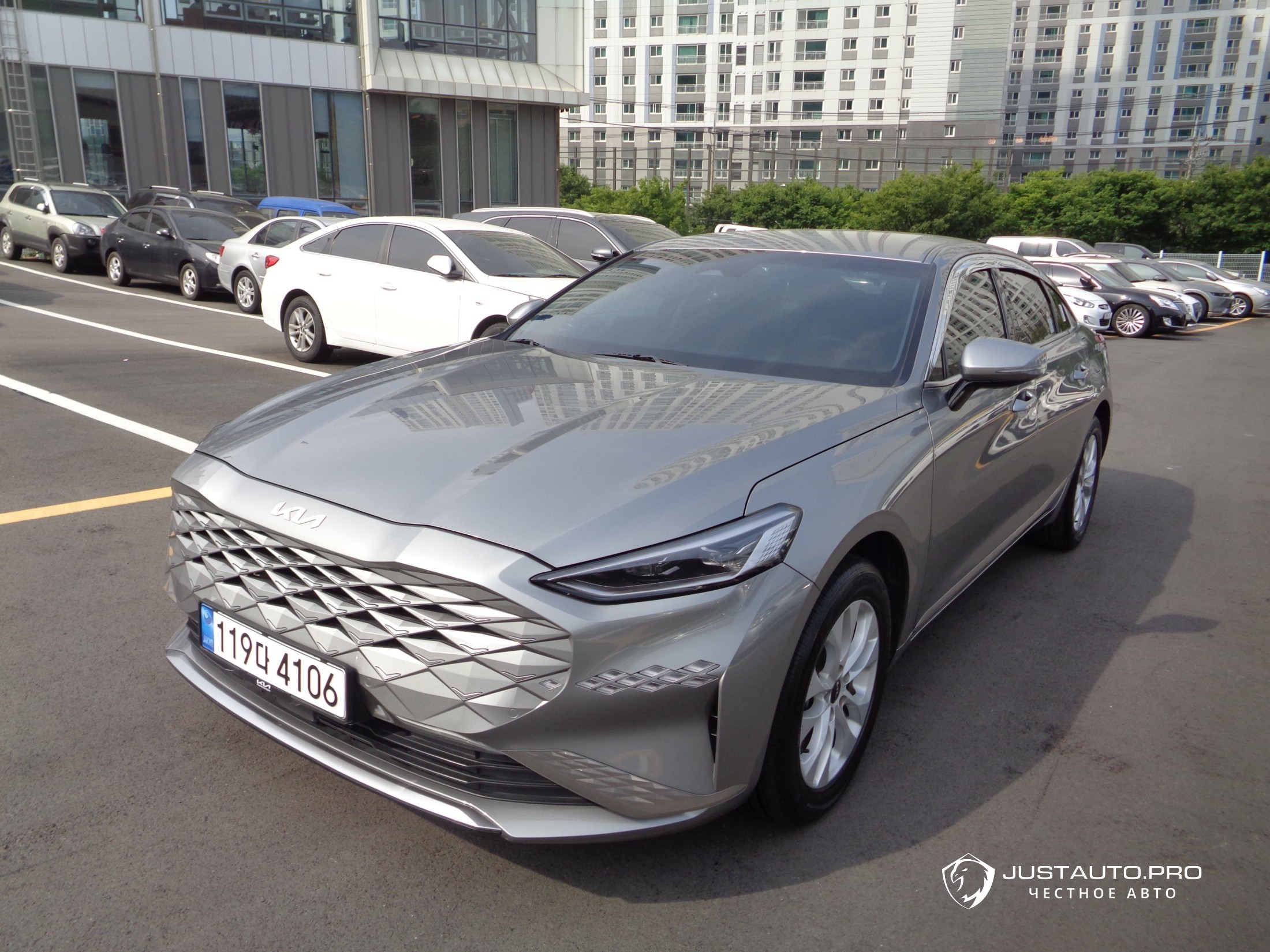 Автомобиль Kia K8