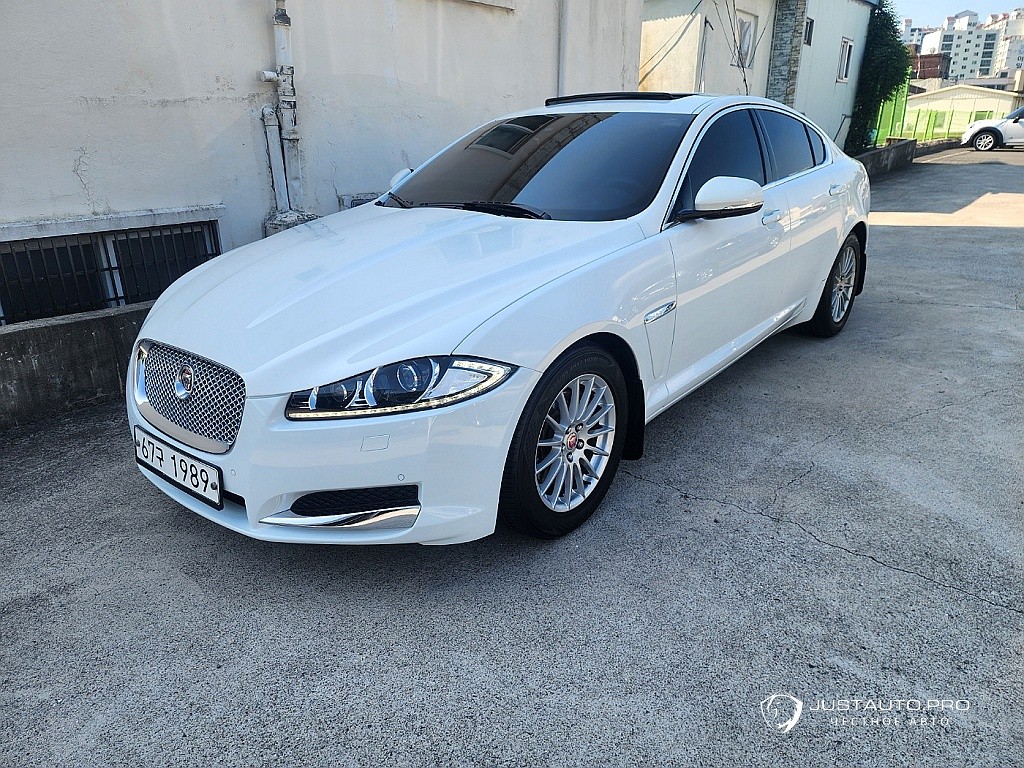 Автомобиль Jaguar XF