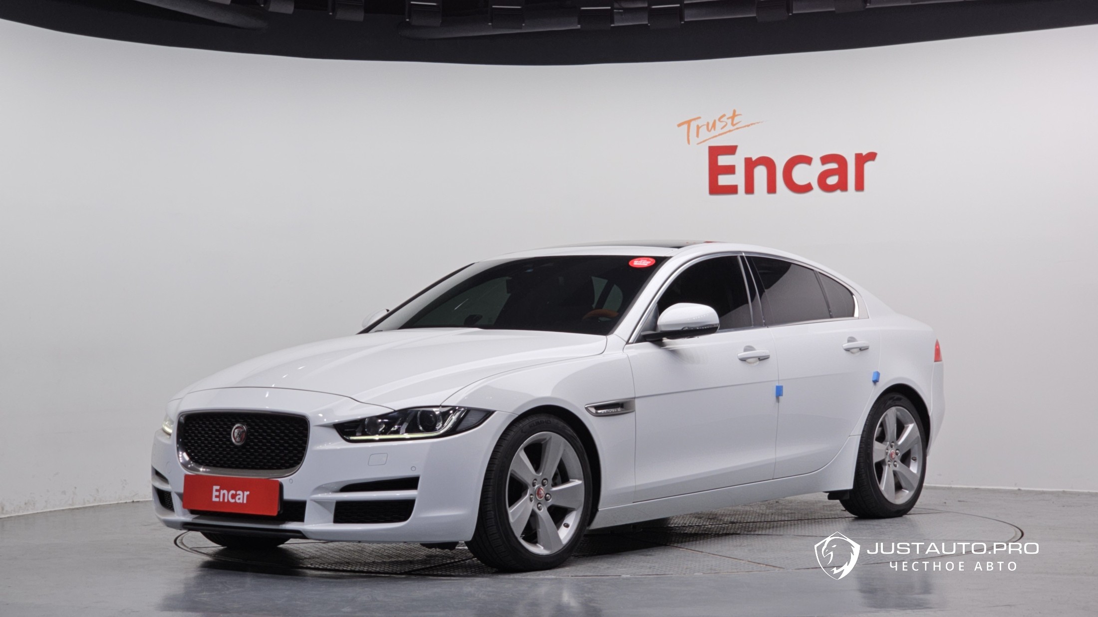 Автомобиль Jaguar XE