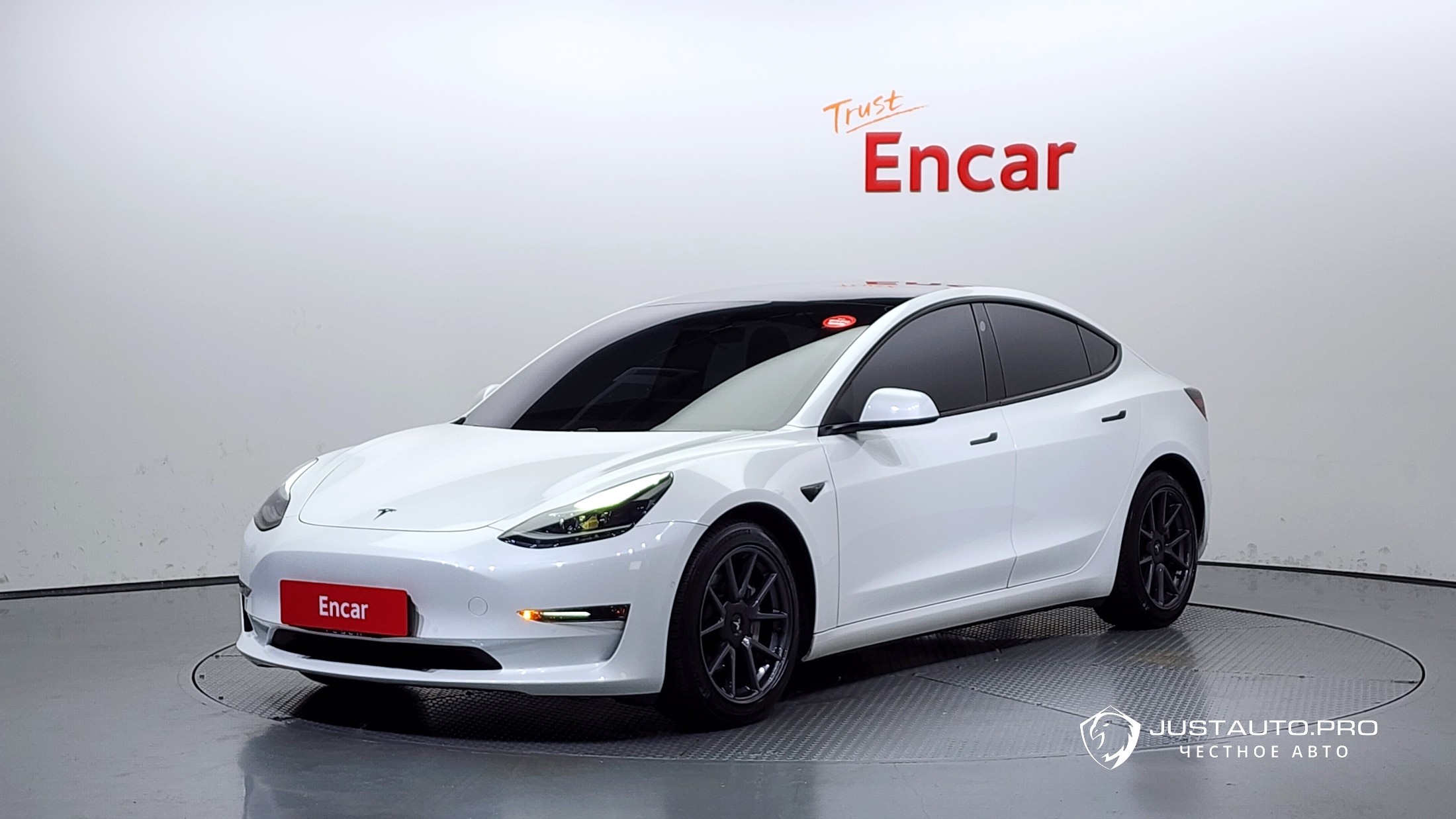 Автомобиль Tesla Model 3