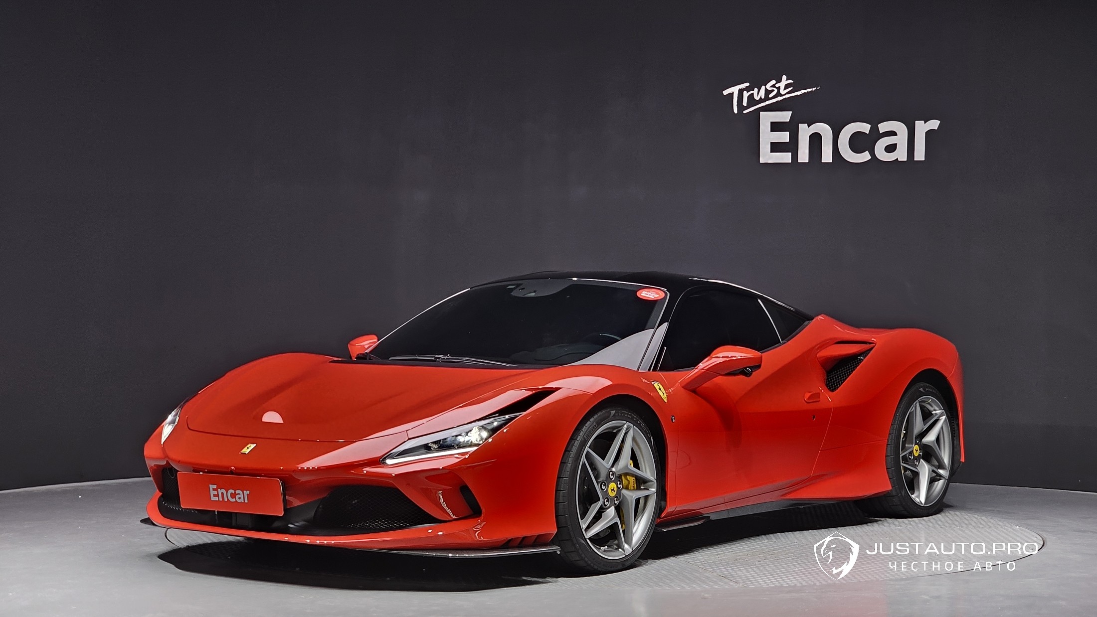 Автомобиль Ferrari F8