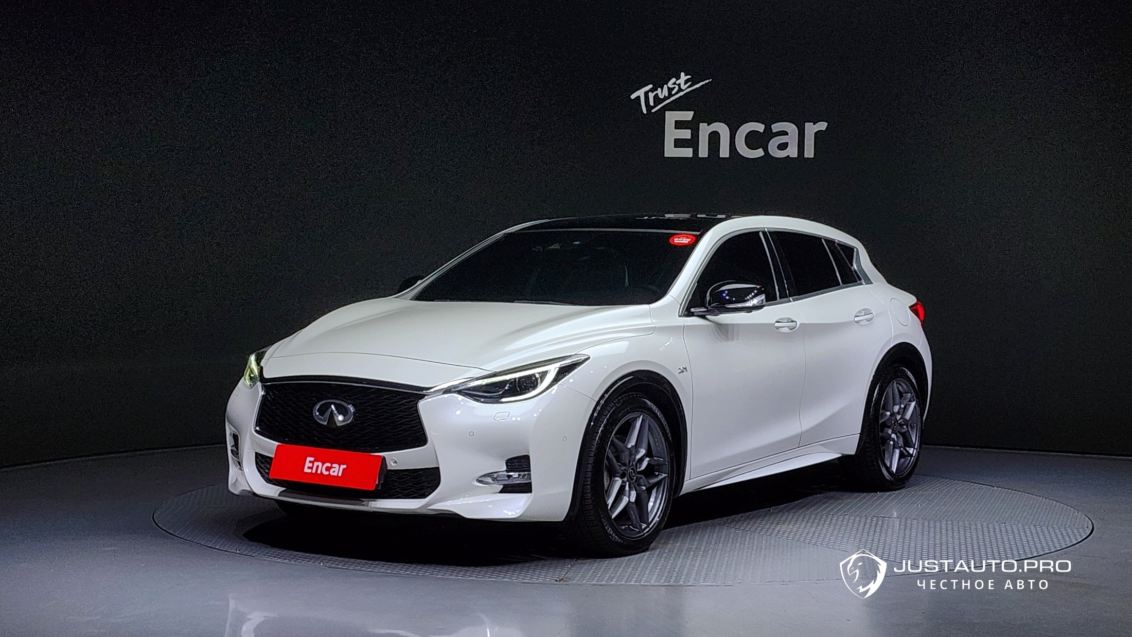 Автомобиль Infiniti Q30