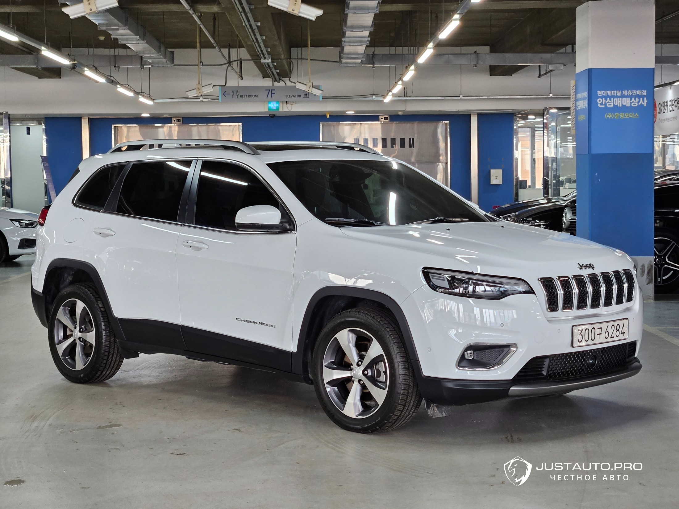 Автомобиль Jeep Cherokee