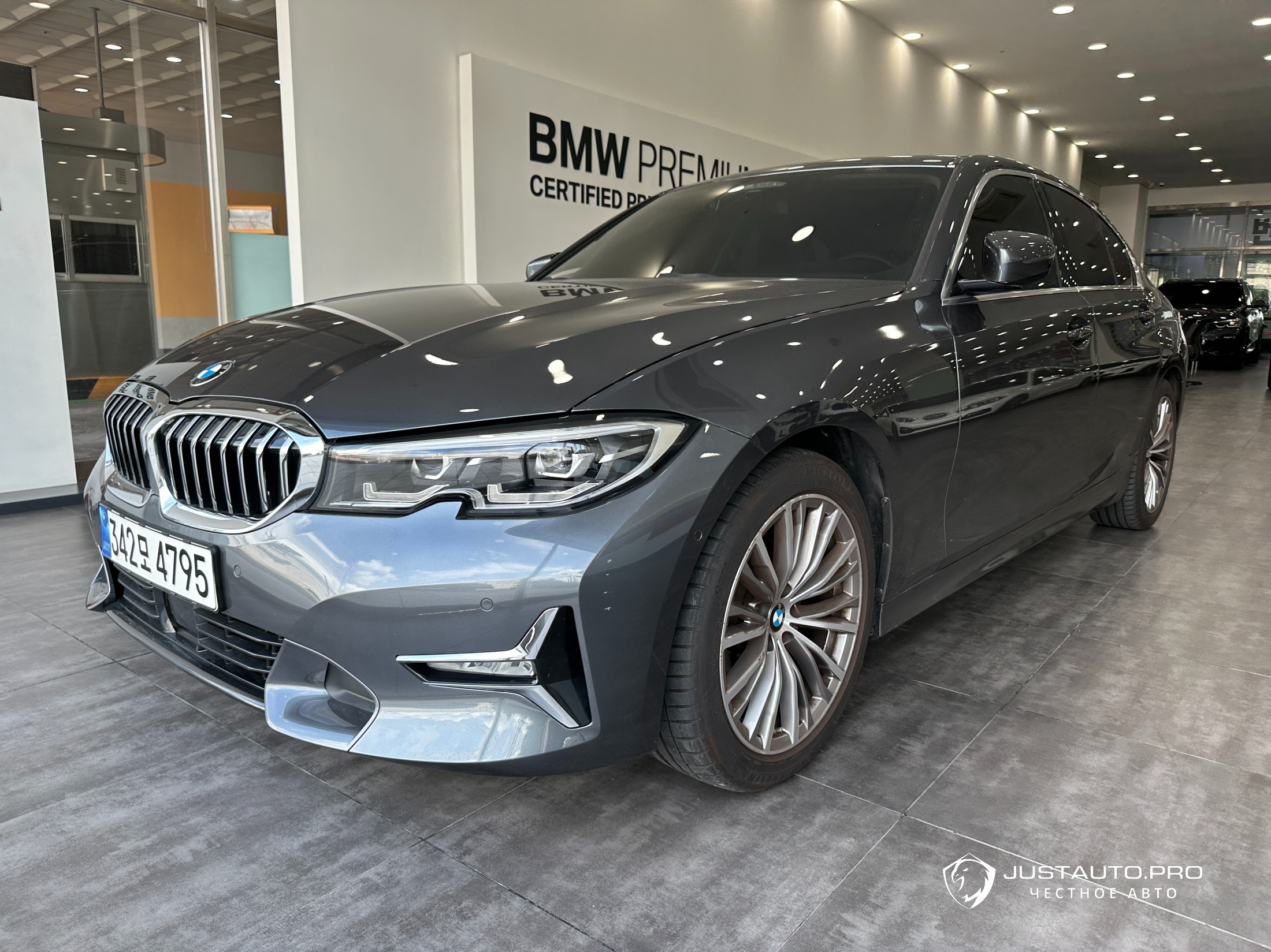 Автомобиль BMW 3-Series