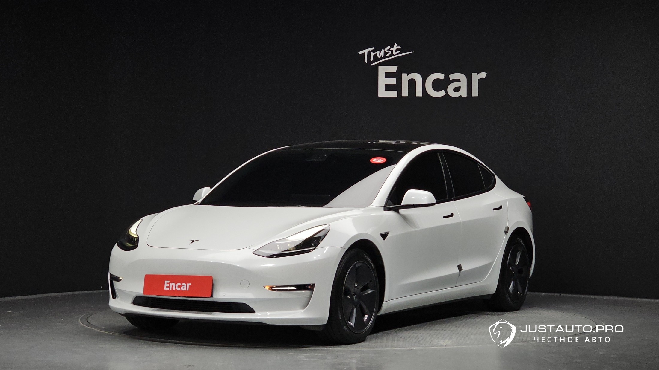 Автомобиль Tesla Model 3