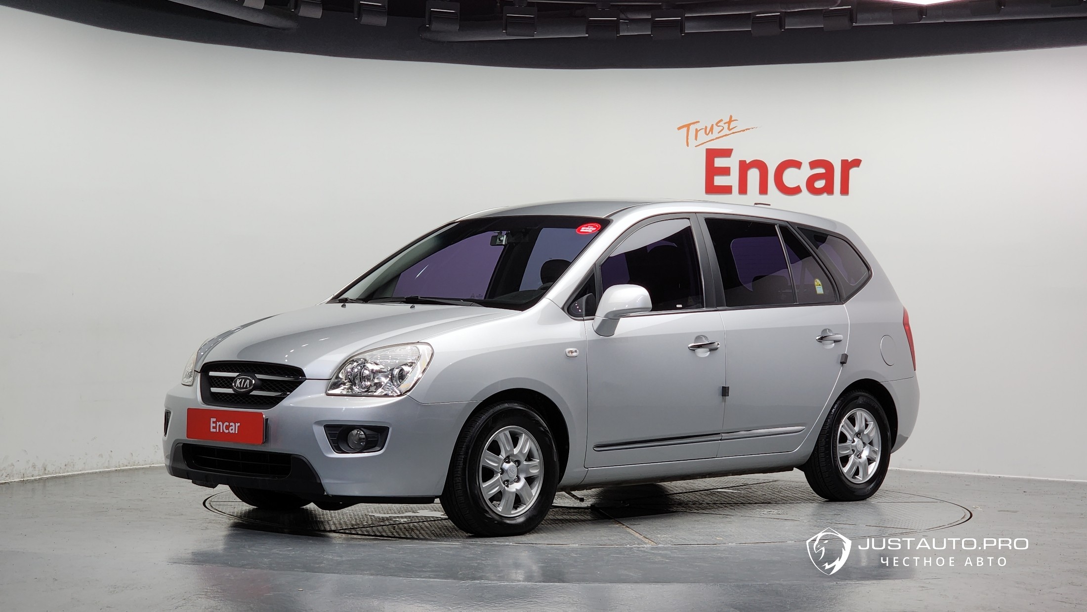 Автомобиль Kia Carens