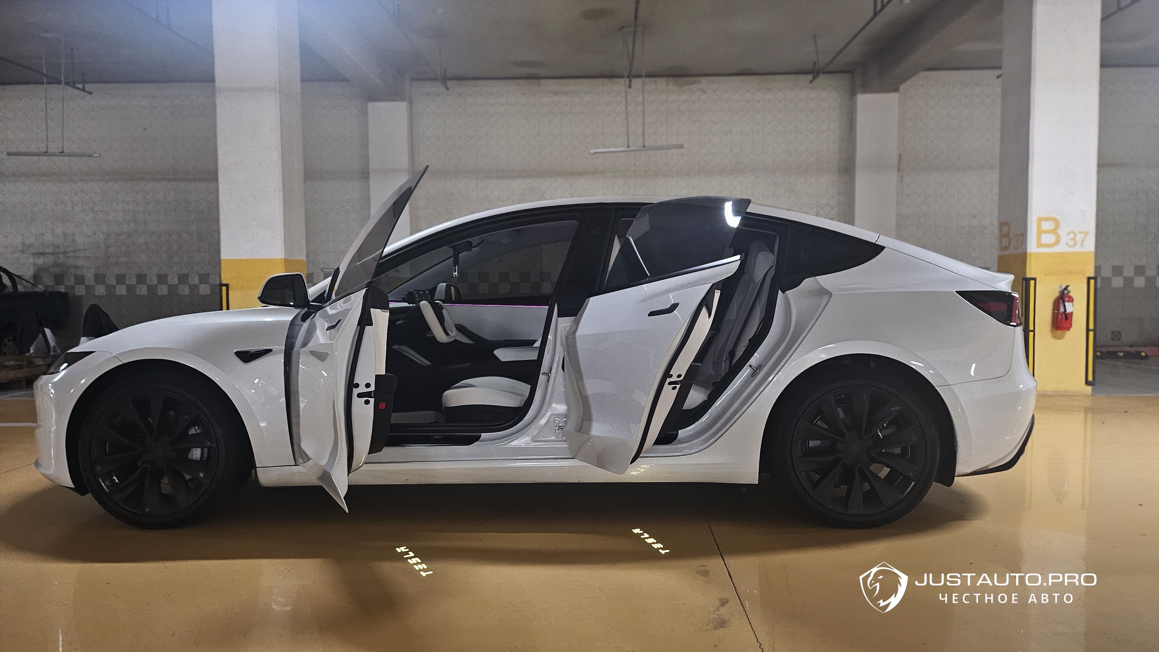 Автомобиль Tesla Model 3