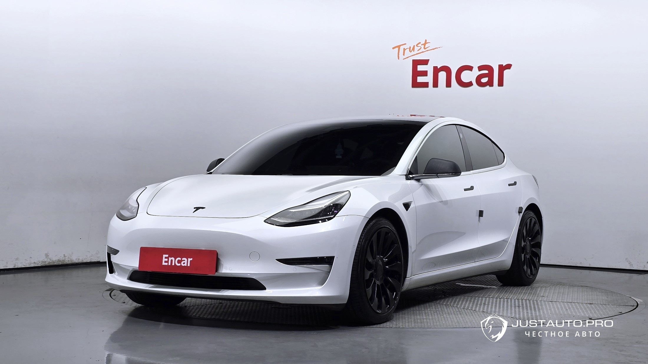 Автомобиль Tesla Model 3