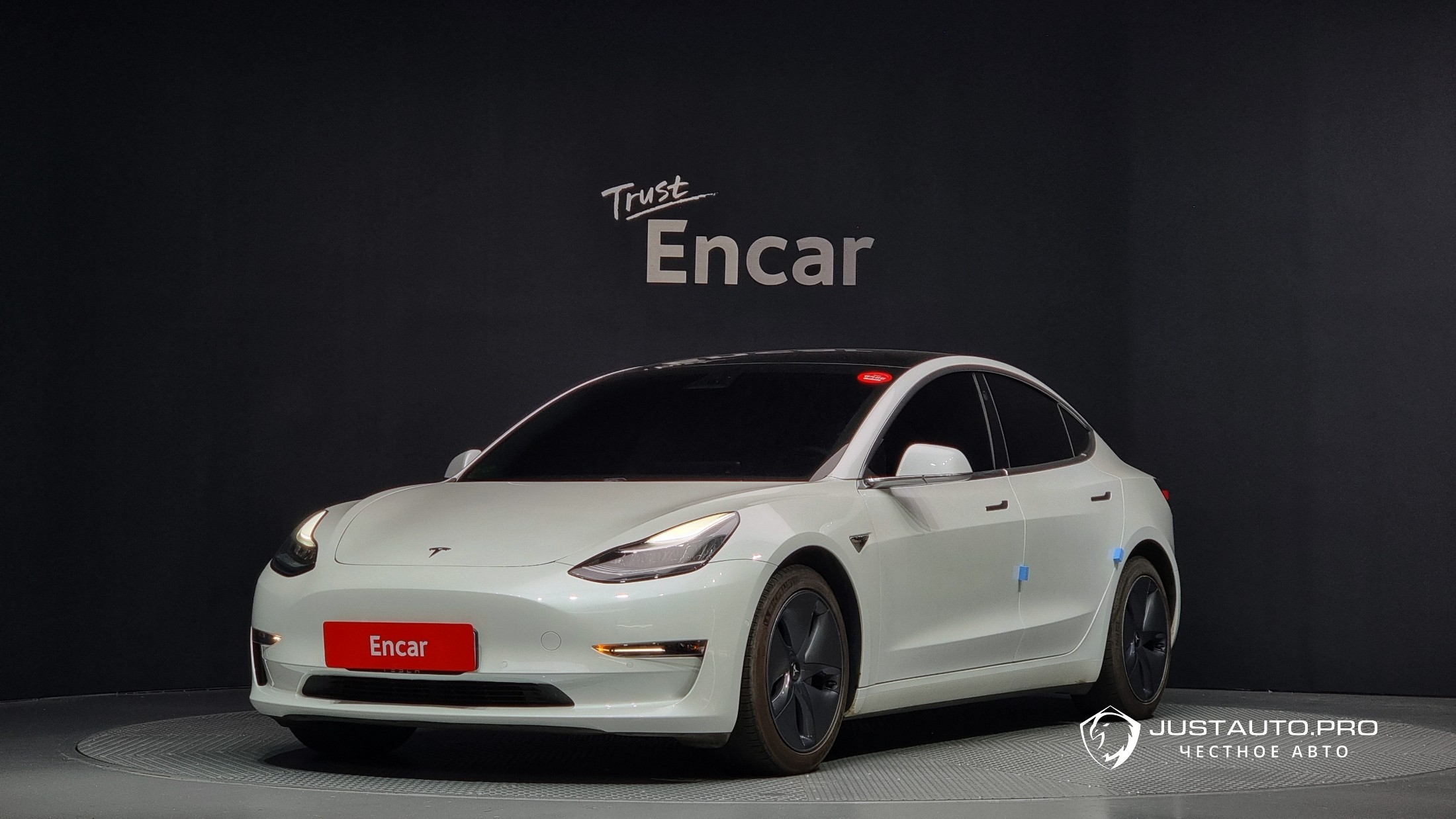 Автомобиль Tesla Model 3