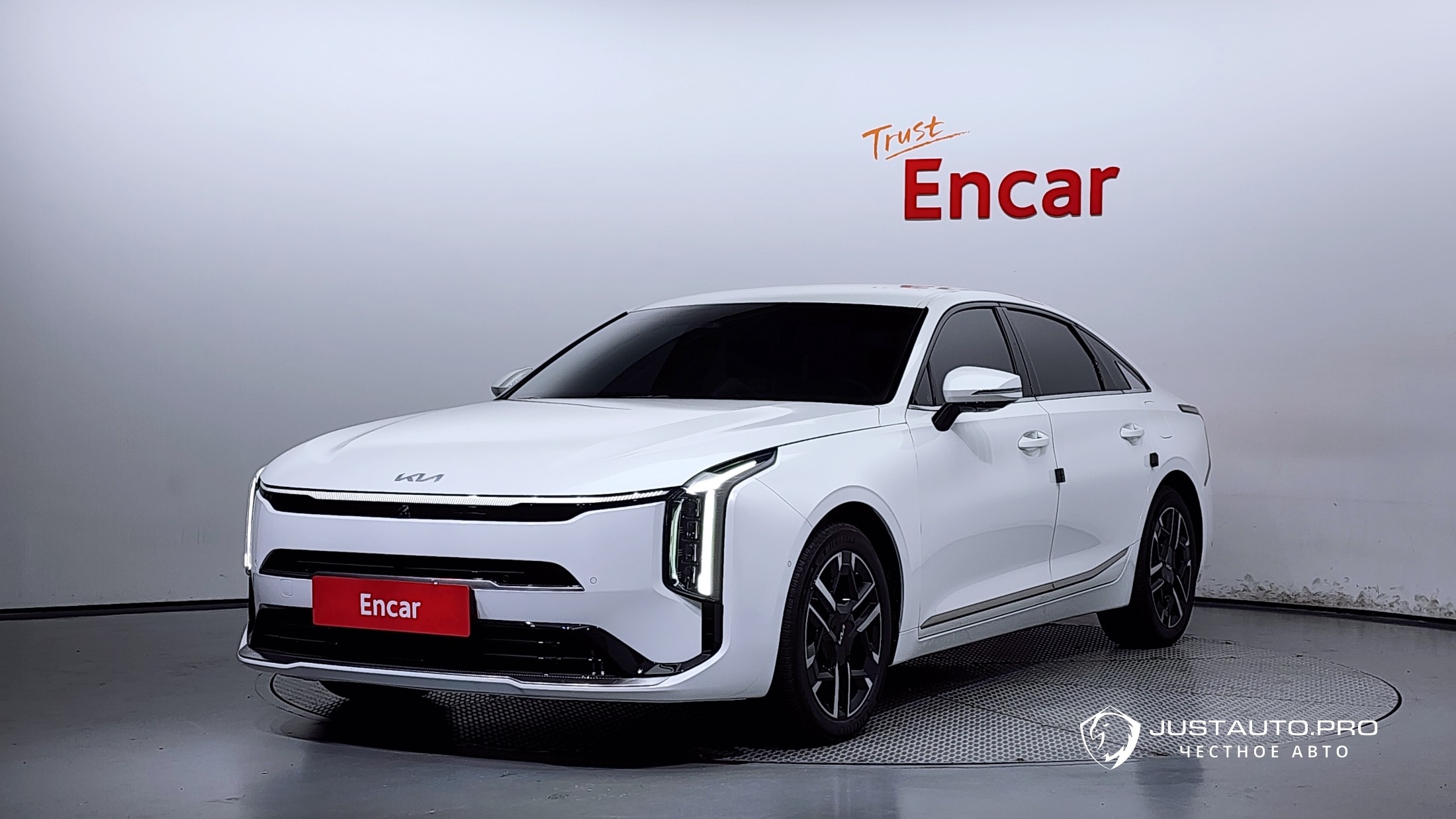 Автомобиль Kia K8