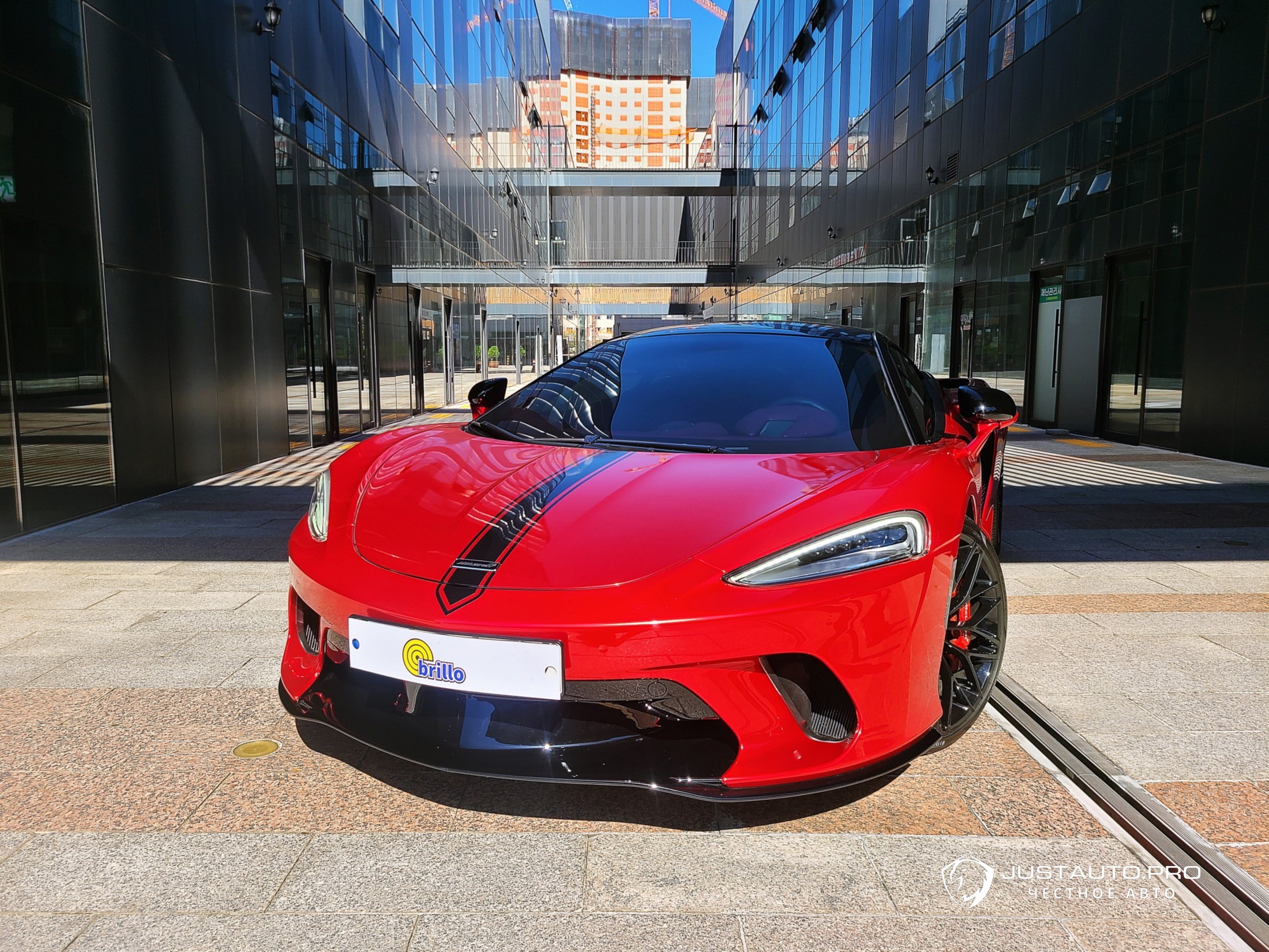 Автомобиль Mclaren GT