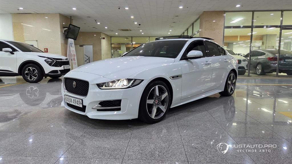 Автомобиль Jaguar XE