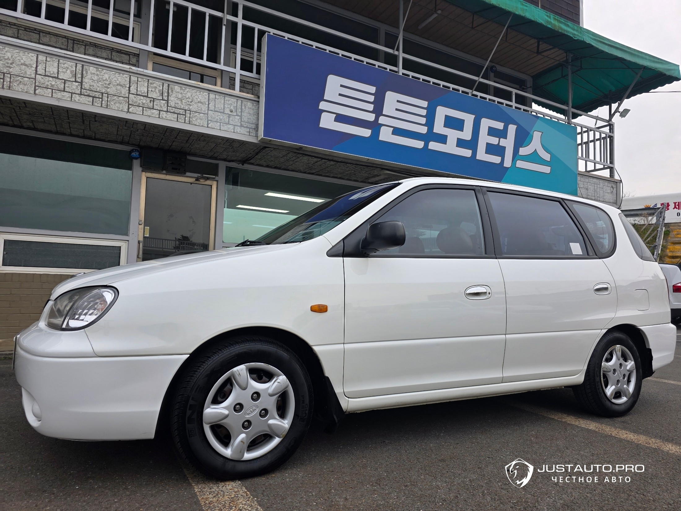 Автомобиль Kia Carens