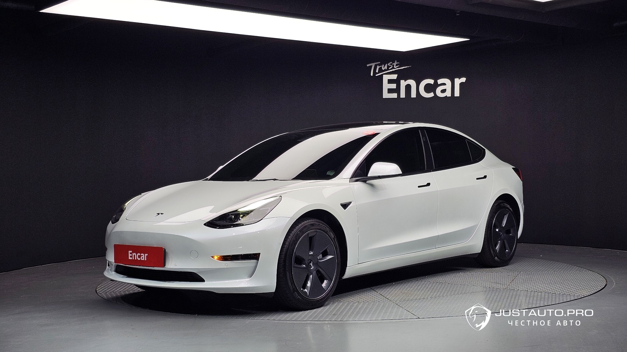 Автомобиль Tesla Model 3