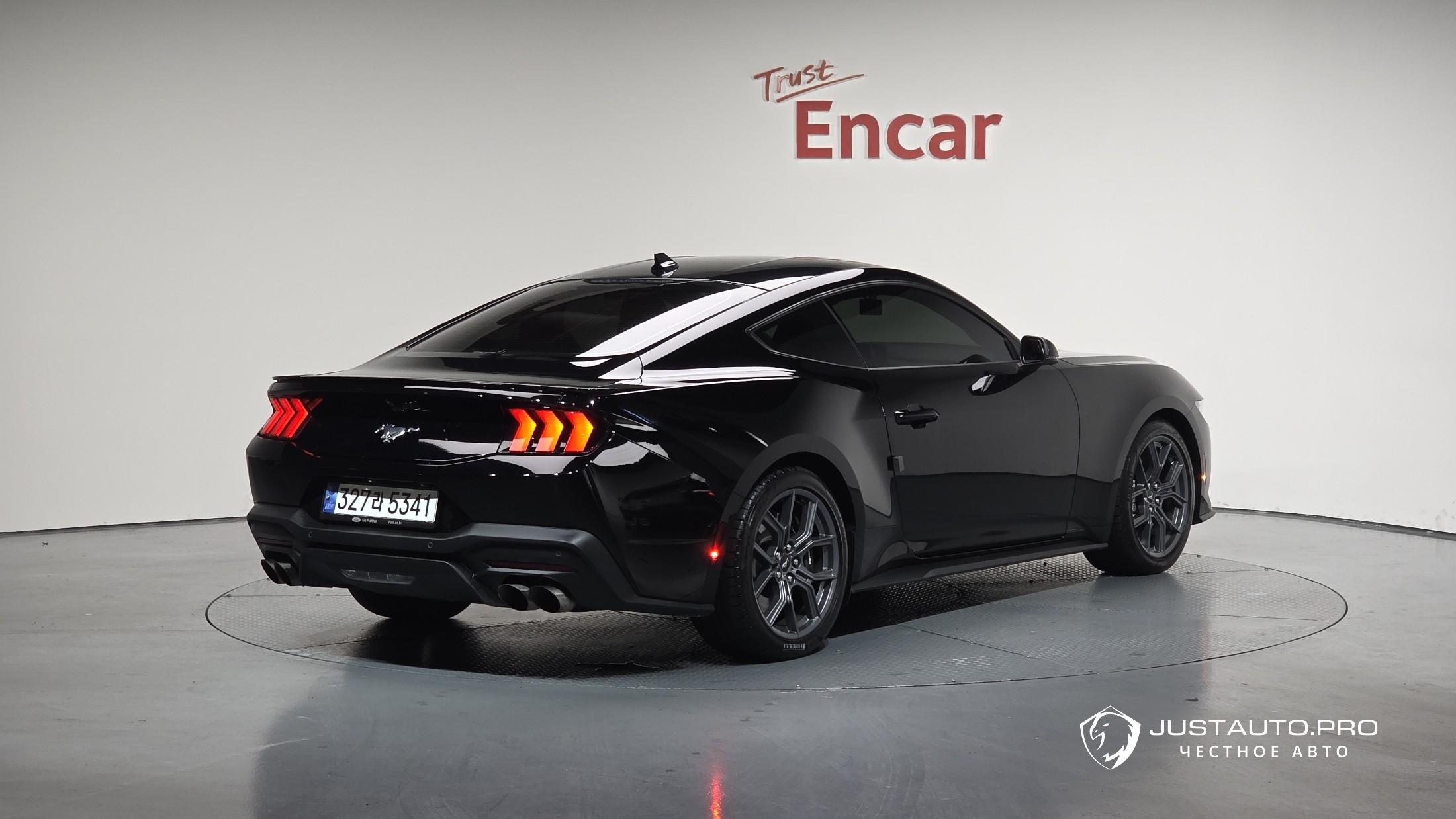 Автомобиль Ford Mustang