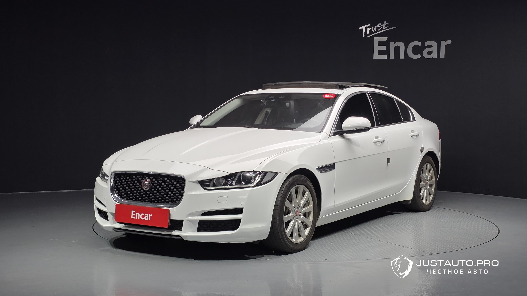 Автомобиль Jaguar XE